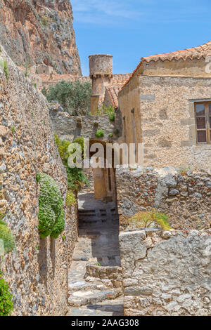 Straßen und Häuser in der mittelalterlichen Stadt Momenvasia, Griechenland. Stockfoto