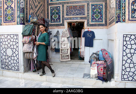 Souvenir-shop an der Registan in Samarkand Stockfoto