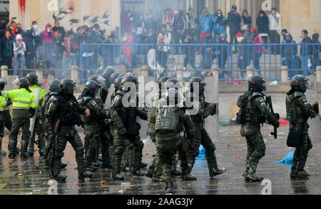 Bogota, Kolumbien. Nov, 2019 21. Polizei disperse regierungsfeindlichen Demonstranten auf Bolivar Square während eines landesweiten Streik in der Innenstadt von Bogota. Studenten, Bauern und Arbeiter demonstrierten am Donnerstag von verschiedenen Punkten in der Mitte der Hauptstadt. Zahlreiche Sicherheitskräfte wurden bereitgestellt und die Grenzen mit den Nachbarländern wurden geschlossen. Credit: Str./dpa/Alamy leben Nachrichten Stockfoto