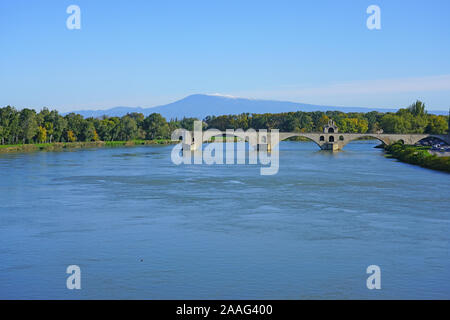 AVIGNON, Frankreich - 12 November 2019 - Tag der historischen Pont d'Avignon (Saint Benezet) Brücke über die Rhone in der mittelalterlichen Stadt Avignon, Vau Stockfoto