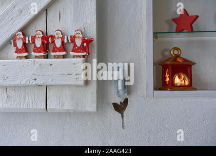In der Nähe von Weihnachten Dekoration in den Farben Rot, Weiß und Gold auf einem weißen Holz- Shutter und in ein weißes Regal Stockfoto