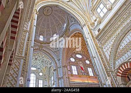 Die Große Moschee von Cordoba im 8. Jh. Gebaut hatte der Dom (hier zu sehen) während des 13. Jahrhunderts von dem christlichen König Ferdinand installiert. Stockfoto