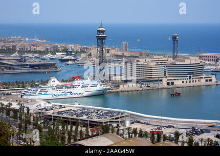 Eine Fähre der Reederei algerie fährt im Hafen von Barcelona Stockfoto