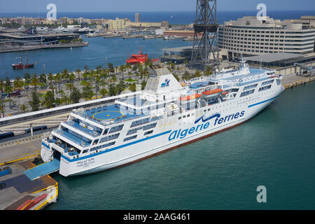Eine Fähre der Reederei algerie fährt im Hafen von Barcelona Stockfoto
