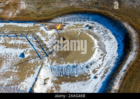 Watford City, North Dakota - Erdgas ist ein Öl Produktionsstätte in der Bakken Schieferanordnung entbrannt. Stockfoto