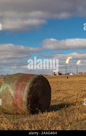 Watford City, North Dakota - Erdgas ist ein Öl Produktionsstandort in der Bakken Schieferanordnung entbrannt. Stockfoto