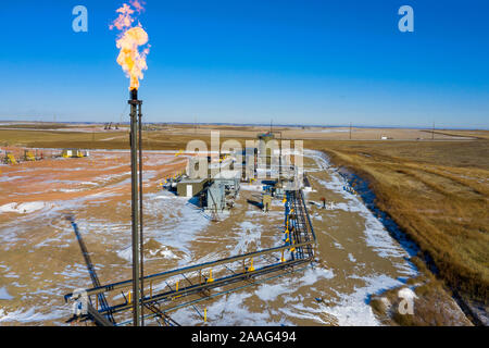 Watford City, North Dakota - Erdgas ist ein Öl Produktionsstätte in der Bakken Schieferanordnung entbrannt. Stockfoto