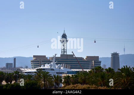 Die Seilbahn überquert den Hafen von Barcelona und fährt nach Montjuic Stockfoto