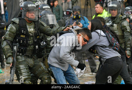 Bogota, Kolumbien. Nov, 2019 21. Die Polizei gegen Demonstranten auf Bolivar Square in der Innenstadt von Bogotá während eines nationalen Streik. Studenten, Bauern und Arbeiter demonstrierten am Donnerstag von verschiedenen Punkten in der Mitte der Hauptstadt. Zahlreiche Sicherheitskräfte wurden bereitgestellt und die Grenzen mit den Nachbarländern wurden geschlossen. Credit: Str/dpa/Alamy leben Nachrichten Stockfoto