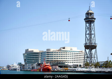 Die Seilbahn bringt Sie über den Hafen von Barcelona nach Montjuic Stockfoto