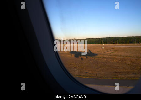 Kurz vor Sonnenuntergang landet ein Flugzeug in Frankfurt am Main Stockfoto