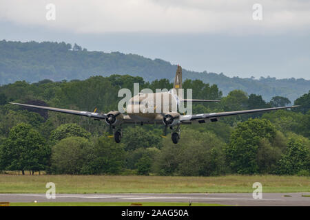 Eine Douglas C-47 Skytrain WW2-Transport Flugzeug Landung in Dunsfold Flugplatz, UK in den letzten jemals Wings & Wheels Airshow am 16. Juni 2019. Stockfoto