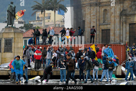 Bogota, Kolumbien. Nov, 2019 21. Regierungskritische Demonstranten kommen in Konflikt mit der Polizei während einer landesweiten Streik auf Bolivar Square in der Innenstadt von Bogota. Studenten, Bauern und Arbeiter demonstrierten am Donnerstag von verschiedenen Punkten in der Mitte der Hauptstadt. Zahlreiche Sicherheitskräfte wurden bereitgestellt und die Grenzen mit den Nachbarländern wurden geschlossen. Credit: Str/dpa/Alamy leben Nachrichten Stockfoto