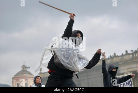 Bogota, Kolumbien. Nov, 2019 21. Regierungskritische Demonstranten kommen in Konflikt mit der Polizei während einer landesweiten Streik auf Bolivar Square in der Innenstadt von Bogota. Studenten, Bauern und Arbeiter demonstrierten am Donnerstag von verschiedenen Punkten in der Mitte der Hauptstadt. Zahlreiche Sicherheitskräfte wurden bereitgestellt und die Grenzen mit den Nachbarländern wurden geschlossen. Credit: Str/dpa/Alamy leben Nachrichten Stockfoto