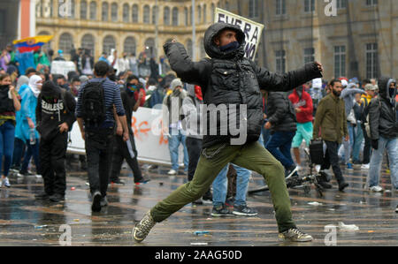 Bogota, Kolumbien. Nov, 2019 21. Regierungskritische Demonstranten kommen in Konflikt mit der Polizei während einer landesweiten Streik auf Bolivar Square in der Innenstadt von Bogota. Studenten, Bauern und Arbeiter demonstrierten am Donnerstag von verschiedenen Punkten in der Mitte der Hauptstadt. Zahlreiche Sicherheitskräfte wurden bereitgestellt und die Grenzen mit den Nachbarländern wurden geschlossen. Credit: Str/dpa/Alamy leben Nachrichten Stockfoto