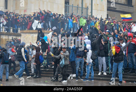 Bogota, Kolumbien. Nov, 2019 21. Regierungskritische Demonstranten kommen in Konflikt mit der Polizei während einer landesweiten Streik auf Bolivar Square in der Innenstadt von Bogota. Studenten, Bauern und Arbeiter demonstrierten am Donnerstag von verschiedenen Punkten in der Mitte der Hauptstadt. Zahlreiche Sicherheitskräfte wurden bereitgestellt und die Grenzen mit den Nachbarländern wurden geschlossen. Credit: Str/dpa/Alamy leben Nachrichten Stockfoto