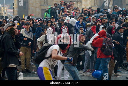 Bogota, Kolumbien. Nov, 2019 21. Regierungskritische Demonstranten kommen in Konflikt mit der Polizei während einer landesweiten Streik auf Bolivar Square in der Innenstadt von Bogota. Studenten, Bauern und Arbeiter demonstrierten am Donnerstag von verschiedenen Punkten in der Mitte der Hauptstadt. Zahlreiche Sicherheitskräfte wurden bereitgestellt und die Grenzen mit den Nachbarländern wurden geschlossen. Credit: Str/dpa/Alamy leben Nachrichten Stockfoto