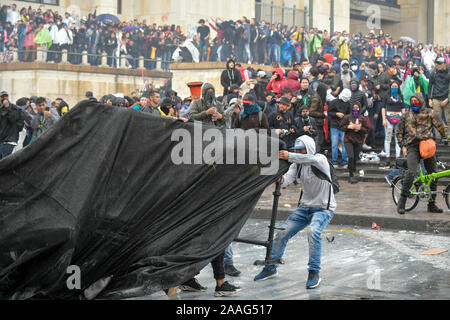 Bogota, Kolumbien. Nov, 2019 21. Regierungskritische Demonstranten kommen in Konflikt mit der Polizei während einer landesweiten Streik auf Bolivar Square in der Innenstadt von Bogota. Studenten, Bauern und Arbeiter demonstrierten am Donnerstag von verschiedenen Punkten in der Mitte der Hauptstadt. Zahlreiche Sicherheitskräfte wurden bereitgestellt und die Grenzen mit den Nachbarländern wurden geschlossen. Credit: Str/dpa/Alamy leben Nachrichten Stockfoto