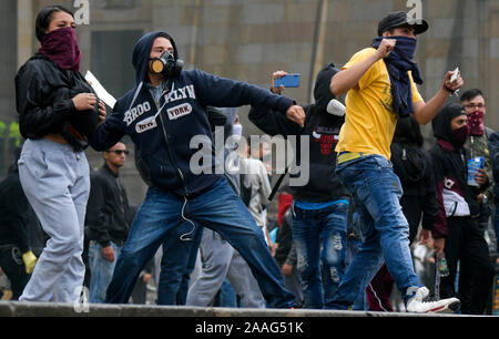 Bogota, Kolumbien. Nov, 2019 21. Regierungskritische Demonstranten kommen in Konflikt mit der Polizei während einer landesweiten Streik auf Bolivar Square in der Innenstadt von Bogota. Studenten, Bauern und Arbeiter demonstrierten am Donnerstag von verschiedenen Punkten in der Mitte der Hauptstadt. Zahlreiche Sicherheitskräfte wurden bereitgestellt und die Grenzen mit den Nachbarländern wurden geschlossen. Credit: Str/dpa/Alamy leben Nachrichten Stockfoto