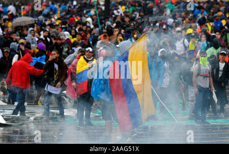 Bogota, Kolumbien. Nov, 2019 21. Regierungskritische Demonstranten kommen in Konflikt mit der Polizei während einer landesweiten Streik auf Bolivar Square in der Innenstadt von Bogota. Studenten, Bauern und Arbeiter demonstrierten am Donnerstag von verschiedenen Punkten in der Mitte der Hauptstadt. Zahlreiche Sicherheitskräfte wurden bereitgestellt und die Grenzen mit den Nachbarländern wurden geschlossen. Credit: Str/dpa/Alamy leben Nachrichten Stockfoto