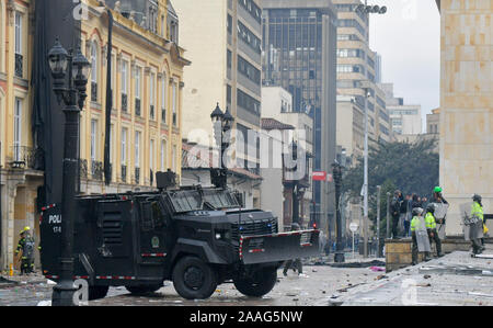 Bogota, Kolumbien. Nov, 2019 21. Die Polizei Wasserwerfer steht auf Bolivar Square in der Innenstadt von Bogotá während eines nationalen Streik. Studenten, Bauern und Arbeiter demonstrierten am Donnerstag von verschiedenen Punkten in der Mitte der Hauptstadt. Zahlreiche Sicherheitskräfte wurden bereitgestellt und die Grenzen mit den Nachbarländern wurden geschlossen. Credit: Str/dpa/Alamy leben Nachrichten Stockfoto