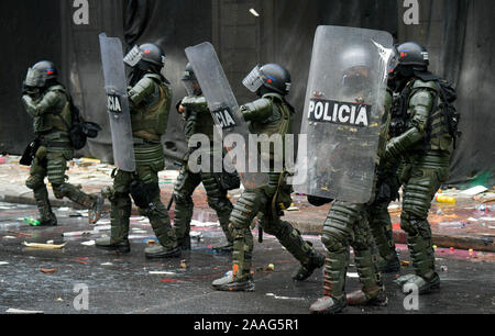 Bogota, Kolumbien. Nov, 2019 21. Polizei schützen sich auf Bolivar Square während eines landesweiten Streik in der Innenstadt von Bogota. Studenten, Bauern und Arbeiter demonstrierten am Donnerstag von verschiedenen Punkten in der Mitte der Hauptstadt. Zahlreiche Sicherheitskräfte wurden bereitgestellt und die Grenzen mit den Nachbarländern wurden geschlossen. Credit: Str/dpa/Alamy leben Nachrichten Stockfoto