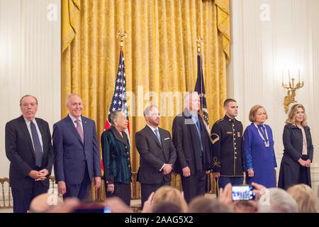 Washington DC, 21. November 2019 - Präsident Donald J Trumpf stellt die National Medal of Arts zu Allison Krause, Sharon Percy Rockefeller, der Musiker Stockfoto