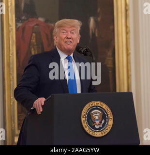 Washington DC, 21. November 2019 - Präsident Donald J Trumpf stellt die National Medal of Arts zu Allison Krause, Sharon Percy Rockefeller, der Musiker Stockfoto