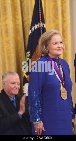 Washington DC, 21. November 2019 - Präsident Donald J Trumpf stellt die National Medal of Arts zu Allison Krause, Sharon Percy Rockefeller, die Musiker der Vereinigten Staaten militärische und Jon Voight. Er gegenwärtig die nationalen Geistes- Medaillen zum Claremont Institute, Teresa Lozanzo Lange, Küchenchef Patrick J O'Connell und Autor James Patterson im Weißen Haus in Washington DC. Patsy Lynch/MediaPunch Stockfoto