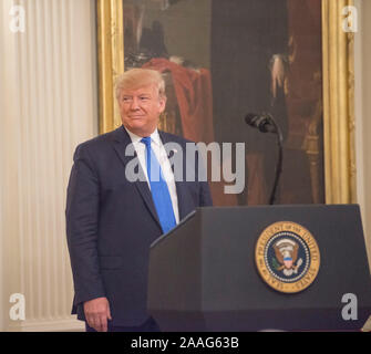 Washington DC, 21. November 2019 - Präsident Donald J Trumpf stellt die National Medal of Arts zu Allison Krause, Sharon Percy Rockefeller, die Musiker der Vereinigten Staaten militärische und Jon Voight. Er gegenwärtig die nationalen Geistes- Medaillen zum Claremont Institute, Teresa Lozanzo Lange, Küchenchef Patrick J O'Connell und Autor James Patterson im Weißen Haus in Washington DC. Patsy Lynch/MediaPunch Stockfoto