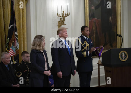 WashingtonDC, USA. Nov, 2019 21. Präsidenten der Vereinigten Staaten Donald J. Trumpf stellt die National Medal of Arts zu Allison Krauss im Weißen Haus in Washington, DC, USA am Donnerstag, 21. November 2019. Credit: ZUMA Press, Inc./Alamy leben Nachrichten Stockfoto