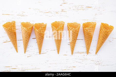 Flach Eistüten Sammlung auf schäbige Holz- Hintergrund. Leere knusprige Eiswaffel mit Kopie Raum für Süßigkeiten Menü Design. Stockfoto