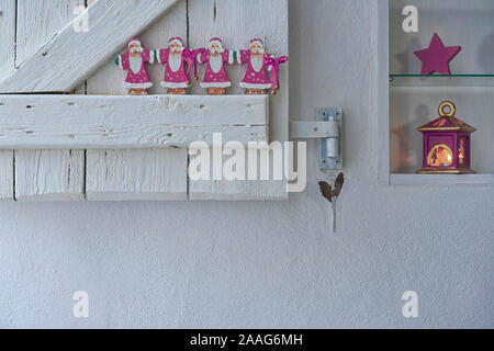 In der Nähe von Weihnachten Dekoration in lila, weiß und gold auf einem weißen Holz- Shutter und in ein weißes Regal, Kopie Raum Stockfoto