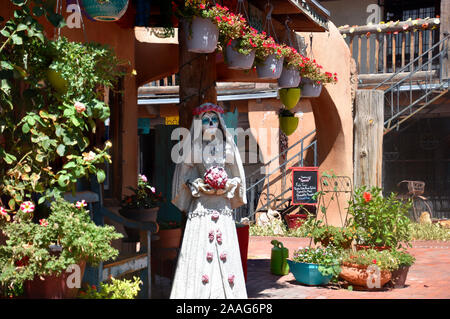 Hispanic Dia de los Muertos, Tag der Toten Puppe, Altstadt Plaza New Mexiko. Stockfoto