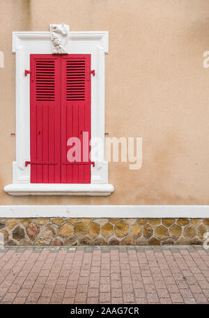 Schuss ein rotes Fenster mit Rahmen Stockfoto