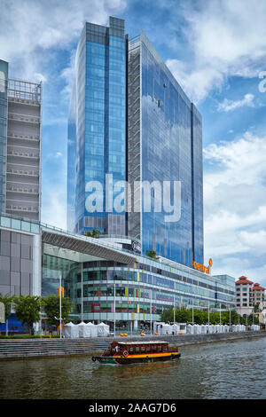 Singapur - 6. JULI: Das Zentrale am 6 Eu-Tong Sen Straße in Singapur am 6. Juli 2013. Dieser gemischte gewerbliche Nutzung Entwicklung wurde 2007 eröffnet. Die pr Stockfoto