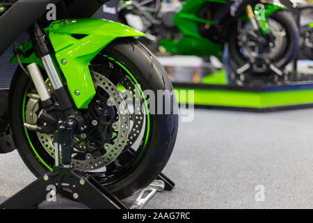 Vorderrad moderne Sport Bike. Grüne Motorrad fragment Konzept. Stockfoto