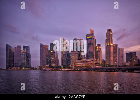 Singapur - Juli 12: Singapur bei Nacht - der CBD über von der Marina Bay in Singapur am 12. Juli 2012. (Foto von Rogan Coles) Stockfoto