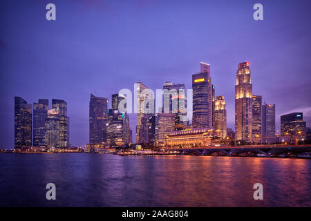 Singapur - Juli 12: Singapur bei Nacht - der CBD über von der Marina Bay in Singapur am 12. Juli 2012. (Foto von Rogan Coles) Stockfoto