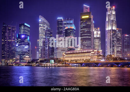 Singapur - Juli 12: Singapur bei Nacht - der CBD über von der Marina Bay in Singapur am 12. Juli 2012. (Foto von Rogan Coles) Stockfoto