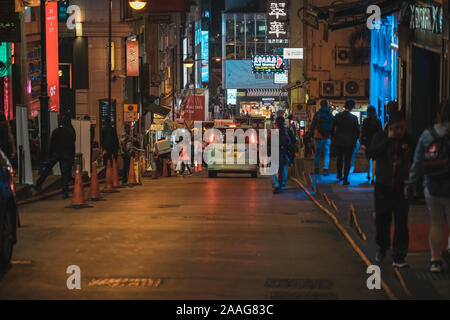 Die Menschen reden auf der Straße. Lan Kwai Fong ein sehr beliebtes Ausgehviertel in Hongkong waren viele Bars und Discos Stockfoto