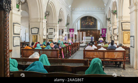 CHENNAI, Tamil Nadu/INDIEN - 2. MÄRZ 2018: Eine indische Gemeinde sitzt an der St. John's Church, innerhalb der Mauern des Fort St. George. Stockfoto