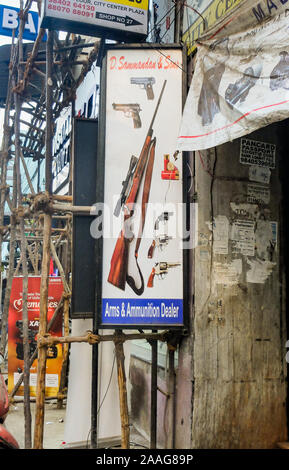 CHENNAI, Tamil Nadu/INDIEN - 1. MÄRZ 2018: Waffen und Munition Händler Shop front Zeichen angezeigt entlang einer Straße im Zentrum der Stadt. Stockfoto