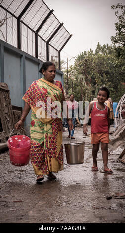 Kolkata, Indien. Indische Frau, die Eimer Wasser. August 2019 Stockfoto
