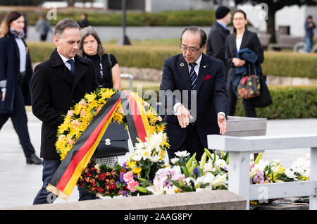 Hiroshima, Japan. 22 Nov, 2019. Heiko Maas (l, SPD), Außenminister von Deutschland, gemeinsam mit dem Bürgermeister von Hiroshima, Kazumi Matsui (r), legt einen Kranz am Mahnmal für die Opfer der Atombombe auf Hiroshima. Außenminister Maas ist in Japan zu einem dreitägigen Besuch in der G20-Außenminister treffen. Quelle: Bernd von Jutrczenka/dpa/Alamy leben Nachrichten Stockfoto