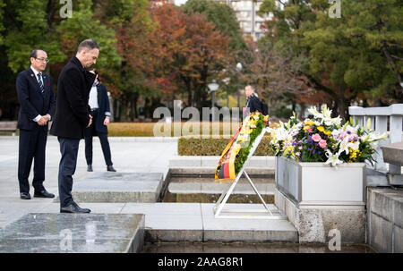 Hiroshima, Japan. 22 Nov, 2019. Heiko Maas (2. von links, SPD), Außenminister der Bundesrepublik Deutschland, gemeinsam mit dem Bürgermeister von Hiroshima, Kazumi Matsui (links), legt einen Kranz am Mahnmal für die Opfer der Atombombe auf Hiroshima. Außenminister Maas ist in Japan zu einem dreitägigen Besuch in der G20-Außenminister treffen. Quelle: Bernd von Jutrczenka/dpa/Alamy leben Nachrichten Stockfoto