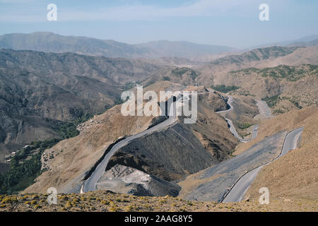 Autobahn an der ariden Landschaft Marokkos Stockfoto