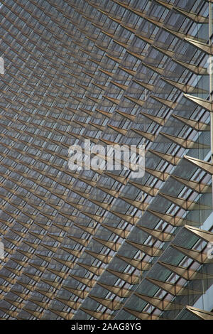 SHANGHAI, CHINA - Grillarbeiten an einem Hochhaus in Shanghai. Stockfoto