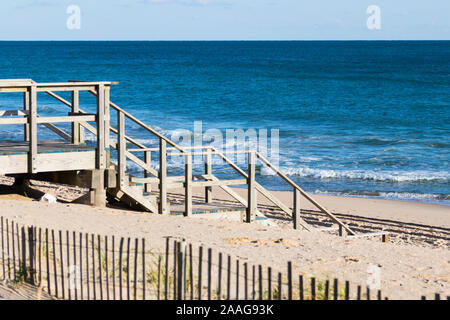 Hölzerne Treppe führt zum Zugang zu öffentlichen/privaten Strand, mit dune Schutz Fechten im Vordergrund Stockfoto