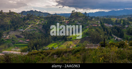 Am späten Nachmittag Sonnenlicht auf grünen Hügeln; Panoramablick von Ictocruz in Cuenca, Ecuador. Stockfoto